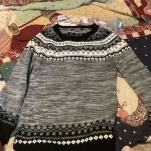 Elegant Gray and Black Patterned Sweater